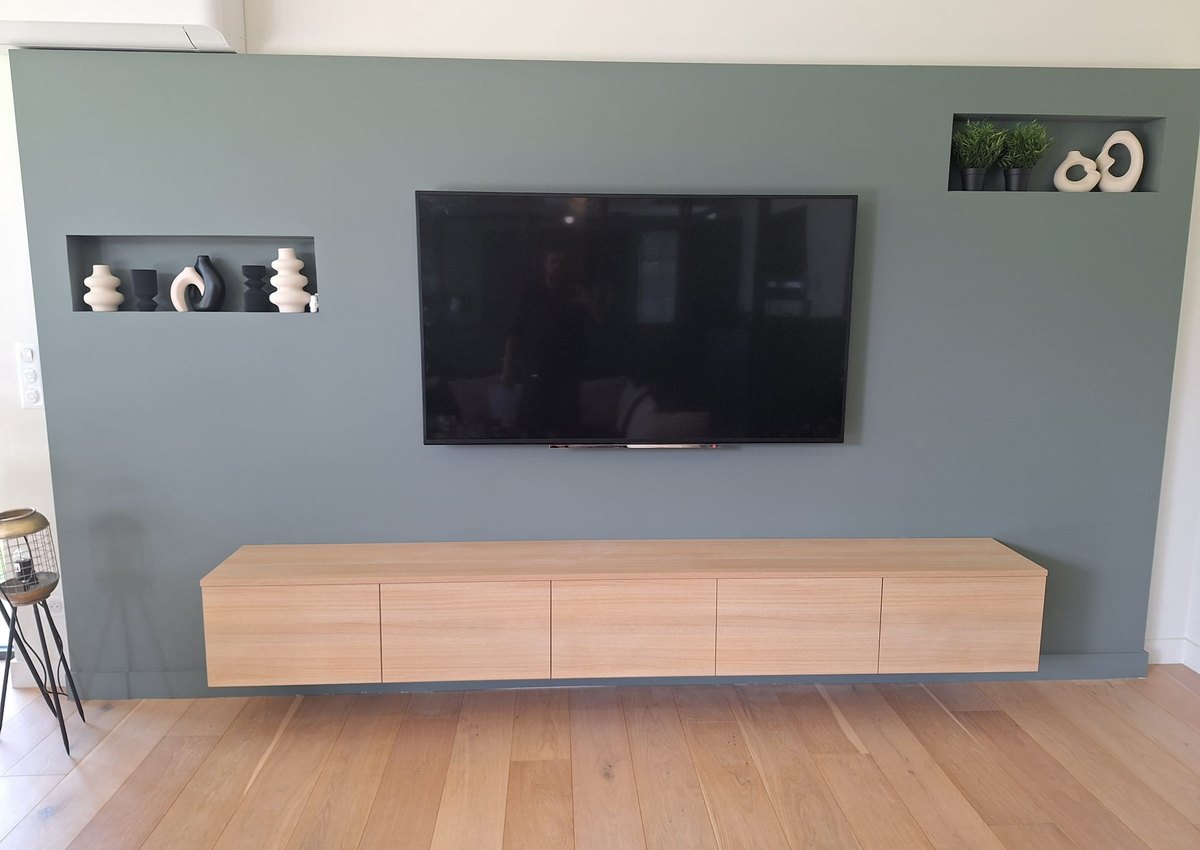 Meuble TV sur mesure avec niches décoratives